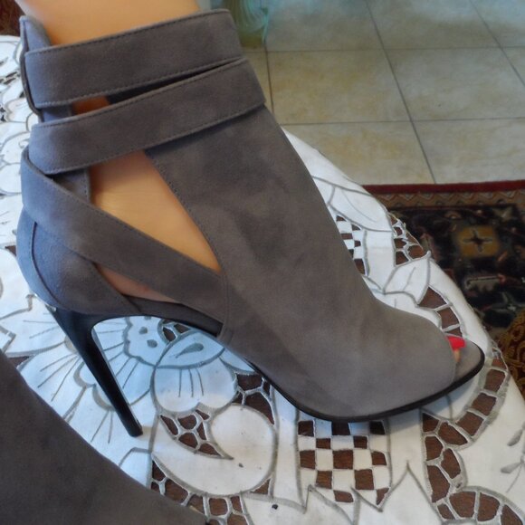 New Burberry Prorsum Gray Suede Heels w/Ankle Wrap Buckle Straps Size 38B - Picture 4 of 16